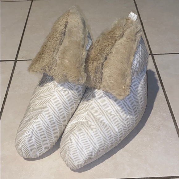 SOFT Cozy Booties - Picture 1 of 2